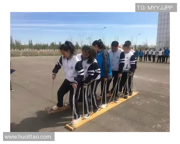 鲤鱼跃足球展现青春活力与团队精神的完美结合